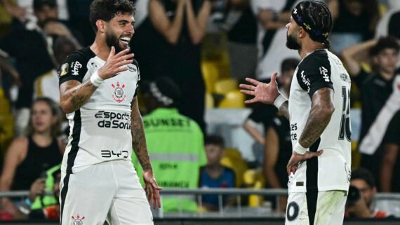 Yuri Alberto e Memphis Depay comemoram segundo gol do Corinthians no Maracanã (foto: PABLO PORCIUNCULA/AFP)