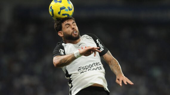 Yuri Alberto cabeceia a bola durante Cruzeiro x Corinthians (foto: Alexandre Guzanshe/EM/D.A. Press - 10/12/2025)