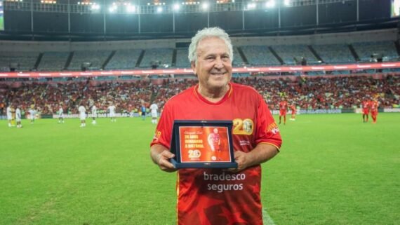 Zico recebendo homenagem pela 20ª edição do Jogo das Estrelas, em 2024 (foto: Jogo das Estrelas/Divulgação)