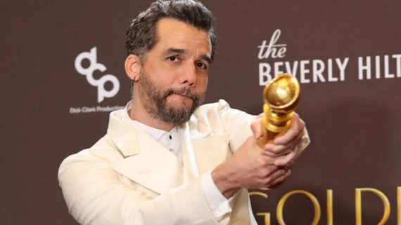 Wagner Moura comemora o Globo de Ouro (foto: AMY SUSSMAN/AFP)