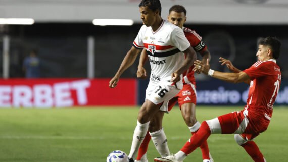 Luiz Gustavo com a camisa do São Paulo (foto: Rubens Chiri / São Paulo FC)