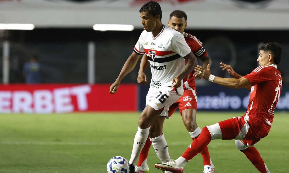 Luiz Gustavo com a camisa do São Paulo (foto: Rubens Chiri / São Paulo FC)
