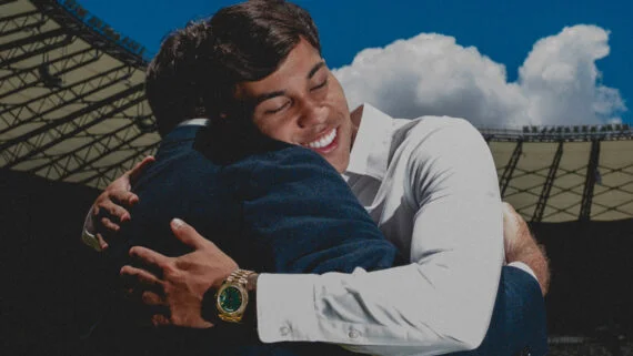 Kaio Jorge abraça Pedro Lourenço, presidente da SAF do Cruzeiro, em renovação de contrato no Mineirão (foto: Yuri Laurindo/Cruzeiro)