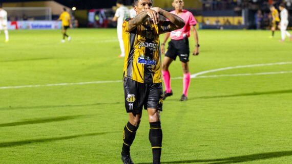 Robson, do Novorizontino, comemorando gol (foto: Juan Rodrigues/ Novorizontino)