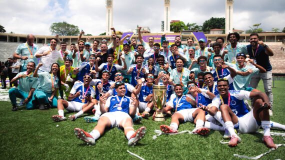 Cruzeiro comemora bicampeonato da Copa São Paulo, no Pacaembu (foto: Marco Galvão / Cruzeiro)