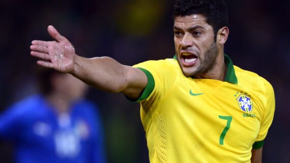 Hulk em ação pela Seleção Brasileira em amistoso contra a Itália, em 2013 (foto: AFP PHOTO / FABRICE COFFRINI)