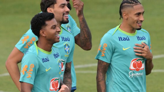 Lucas Paquetá, Rodrygo e Raphinha em treino da Seleção Brasileira (foto: NELSON ALMEIDA/AFP)