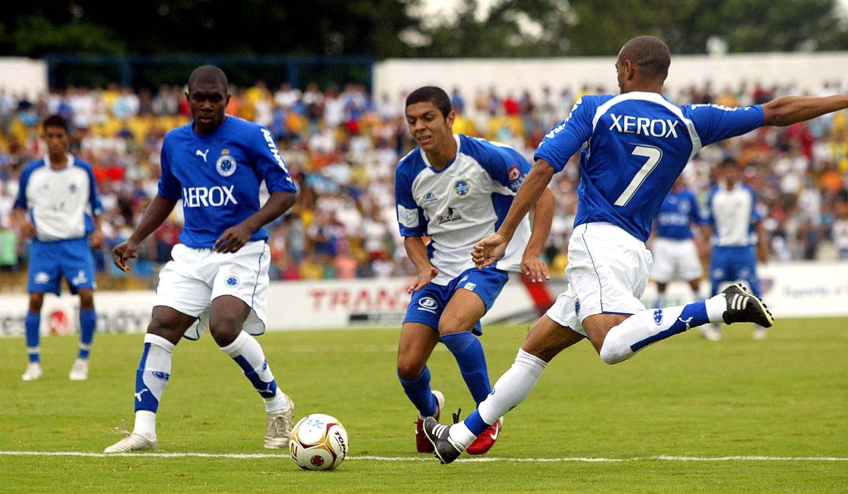 Lance do jogo de futebol entre Cruzeiro e São José, valido pela Copa São Paulo de Futebol Júnior 2007 - (foto: Claudio Capucho/Vale Paraibano - 20/1/2007)