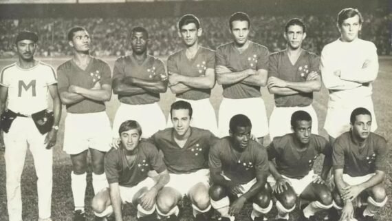 Na foto, o time do Cruzeiro que derrotou o Santos de Pelé por 6 a 2 na final da Taça Brasil de 1966. Em pé: Neco, Pedro paulo, William, Procópio, Piazza e Raul. Agachados: Natal, Tostão, Evaldo, Dirceu Lopes e Hilton Oliveira. (foto: Arquivo Estado de Minas)