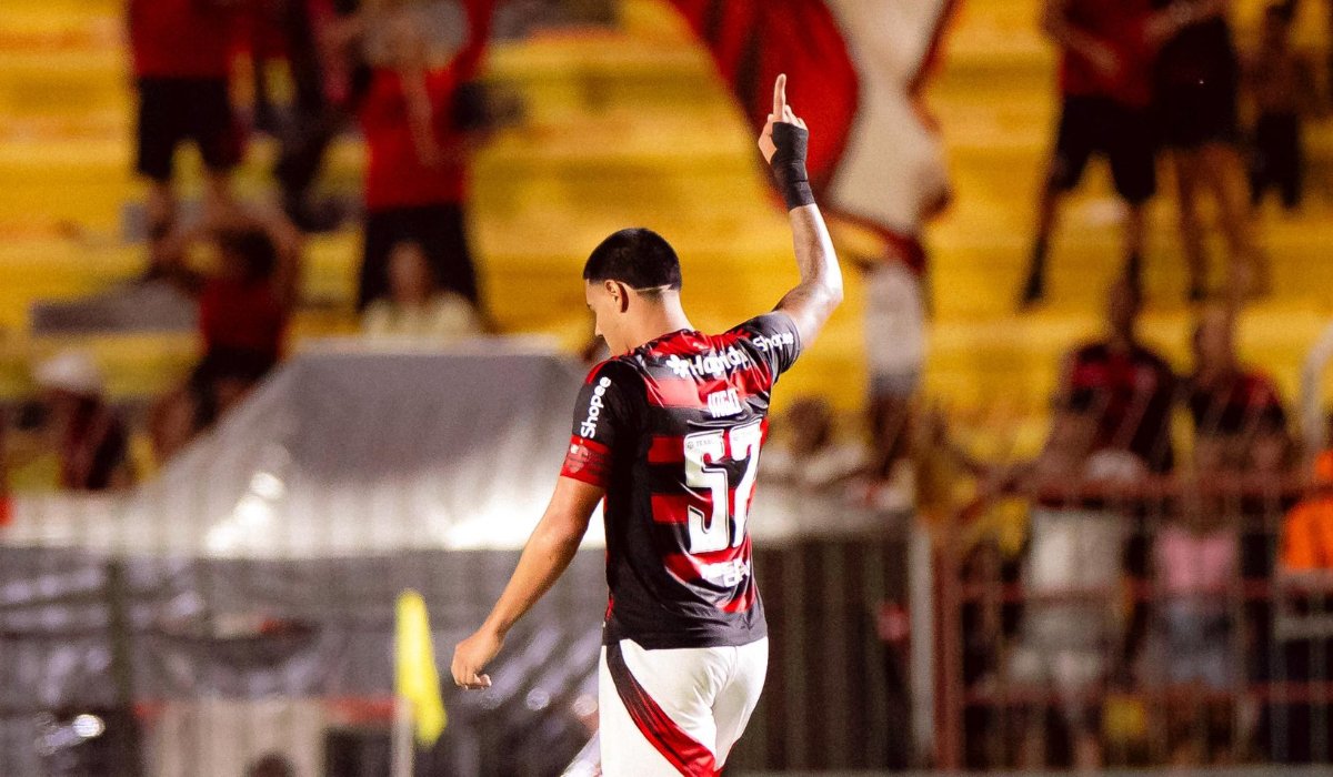 Jogador do Flamengo em campo, apontando para o alto (foto: Divulgação/Flamengo)