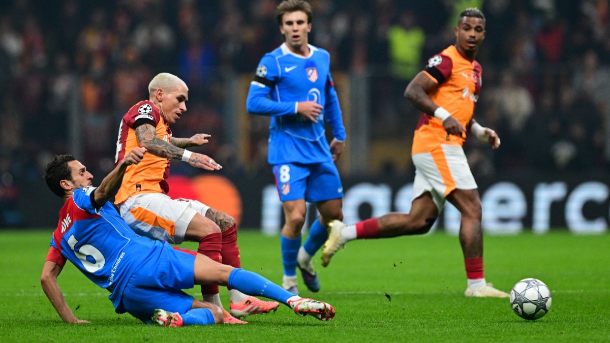 Lucas Torreira em campo pelo Galatasaray na Champions League (foto: YASIN AKGUL / AFP)