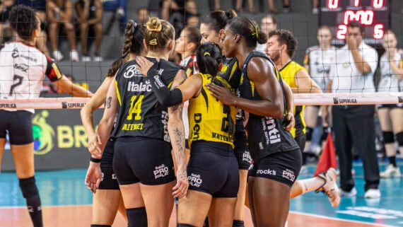 Time feminino de vôlei do Praia Clube (foto: Bruno Cunha / Praia Clube)