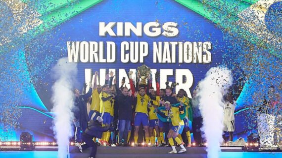 Seleção Brasileira comemora o título da Kings World Cup Nations 2025 no palco, com troféu erguido e festa no estádio após a final. (foto: Kings League/divulgação)