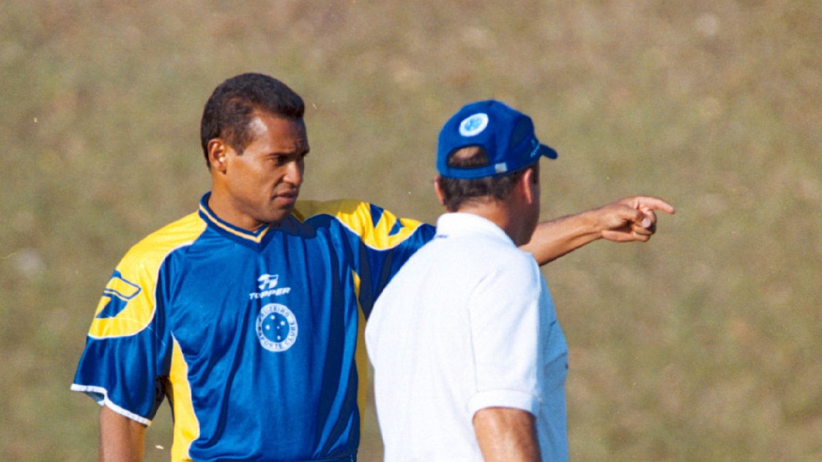 Muller, ex-atacante do Cruzeiro, ao lado de homem de boné (foto: Juarez Rodrigues/Arquivo EM)