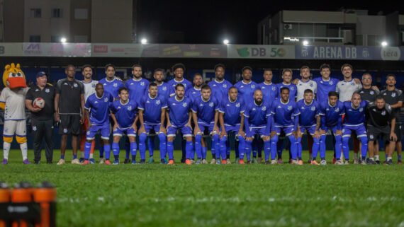 Jogadores da URT reunidos posam para foto (foto: Divulgação/URT)