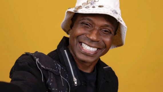 Edilson posa para foto (foto: Divulgação/Edilson)