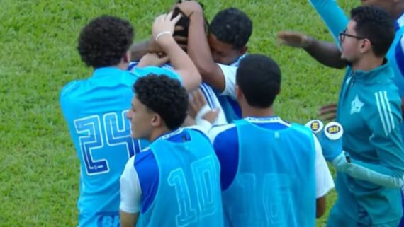 Jogadores do Cruzeiro comemoram gol (foto: Reprodução)