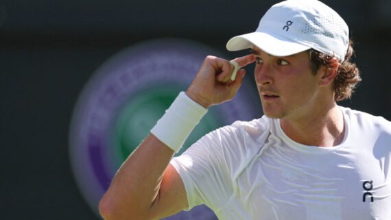 João Fonseca durante partida de Tênis (foto: William West/AFP)