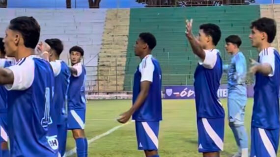 Jogadores do Cruzeiro na Copinha durante comemoração (foto: Divulgação/Cruzeiro)