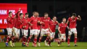 Time do Wrexham comemorando vaga na Copa da Inglaterra (foto: Oli SCARFF / AFP)