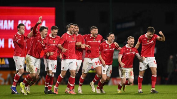 Time do Wrexham comemorando vaga na Copa da Inglaterra (foto: Oli SCARFF / AFP)