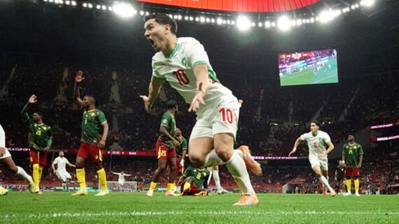 Brahim Díaz comemorando gol por Marrocos (foto: Paul ELLIS / AFP)
