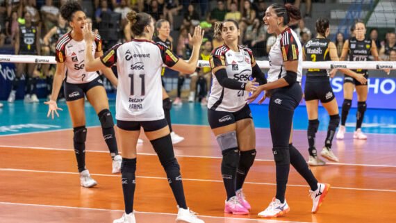 Jogadoras de Flamengo e Praia Clube em duelo pela Superliga (foto: Bruno Cunha / Praia Clube)