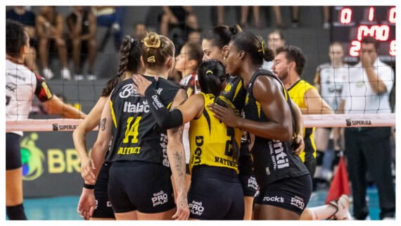 Jogadoras do Praia Clube comemoram ponto na partida contra o Flamengo (foto: Bruno Cunha / Praia Clube)