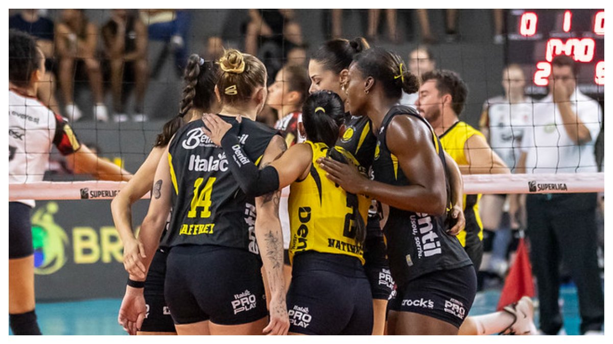 Jogadoras do Praia Clube comemoram ponto na partida contra o Flamengo (foto: Bruno Cunha / Praia Clube)