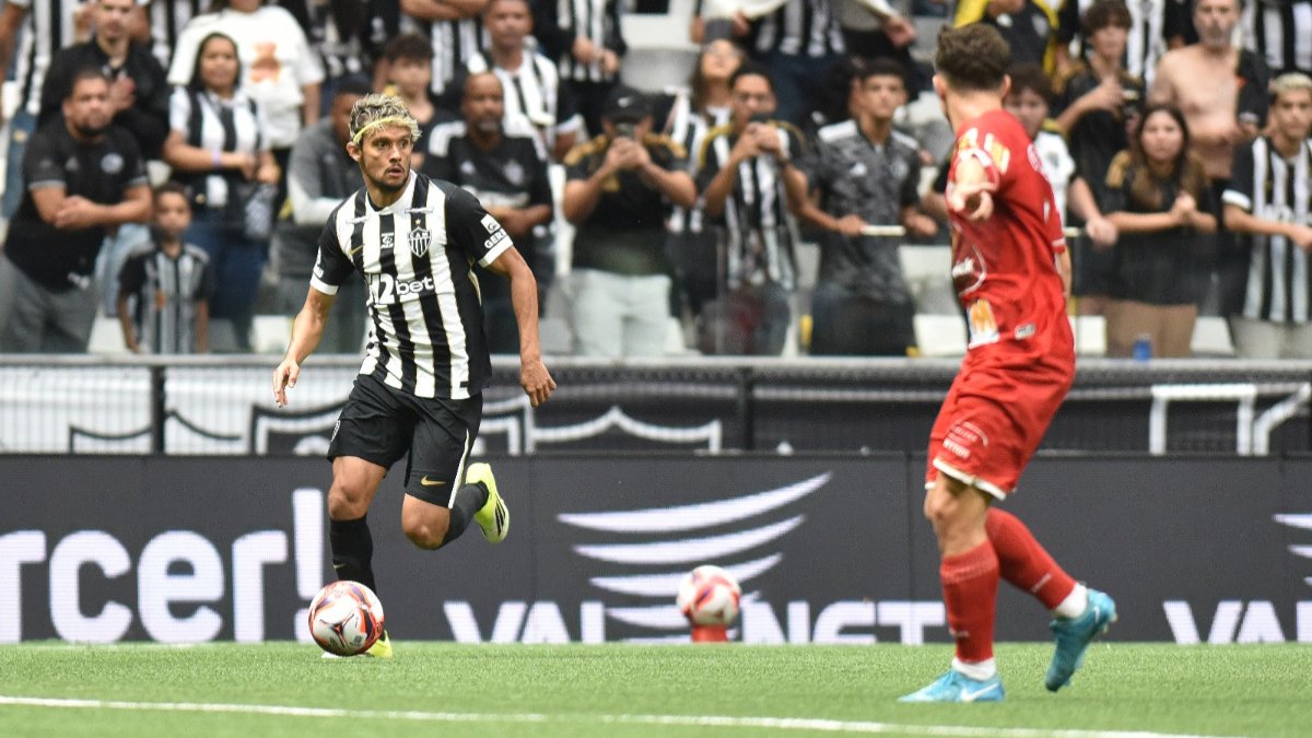 Jogadores de Atlético e Tombense na Arena MRV em jogo do Mineiro (foto: Ramon Lisboa/EM/D.A Press)