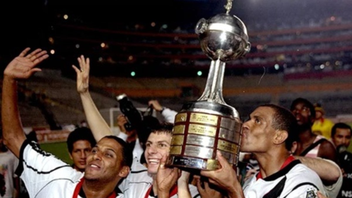 Vasco com título da Copa Libertadores de 1998 (foto: Reprodução Vasco)