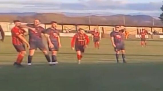 Agressão na Terceira Divisão do País de Gales (foto: Reprodução redes sociais)