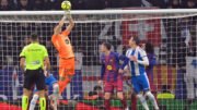 Jogo entre Barcelona e Espanyol pelo Campeonato Espanhol (foto: MANAURE QUINTERO / AFP)