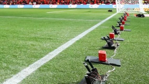 Gramado sintético da Arena da Baixada (foto: Divulgação Athletico-PR)