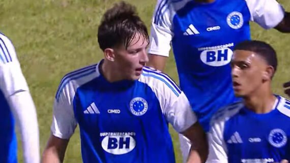 João Cervi, zagueiro do Cruzeiro (foto: Reprodução CazéTV)