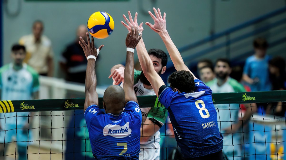 Jogadores de Minas e Goiás durante partida da Copa Brasil (foto: Divulgação/Minas)