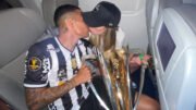 Guilherme Arana e Gabriela Melchior, em 2022, com a taça da Supercopa do Brasil (foto: Reprodução Instagram de Gabriela Melchior)
