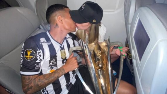 Guilherme Arana e Gabriela Melchior, em 2022, com a taça da Supercopa do Brasil (foto: Reprodução Instagram de Gabriela Melchior)