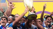 Pedro Lourenço ergue a taça da Copa São Paulo com os jogadores do Cruzeiro (foto: Marco Galvão / Cruzeiro)