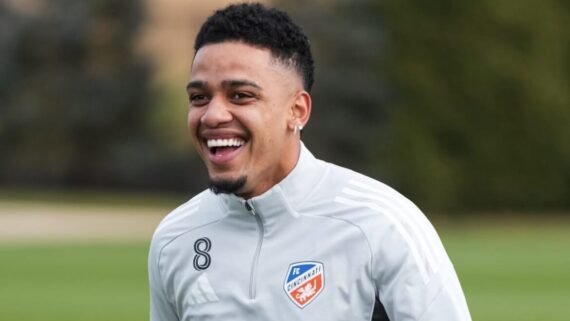 Atleta Brenner com o uniforme de treino no Cincinnati FC sorrindo (foto: Cincinnati/ Divulgação)