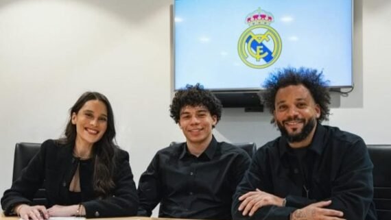 Enzo Alves, filho do ex-lateral Marcelo, celebrou o momento ao lado da família (foto: Reprodução / Real Madrid)