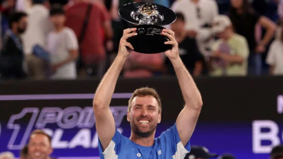 Jordan Smith levantando um troféu no Australian Open (foto: Divulgação/Australian Open)