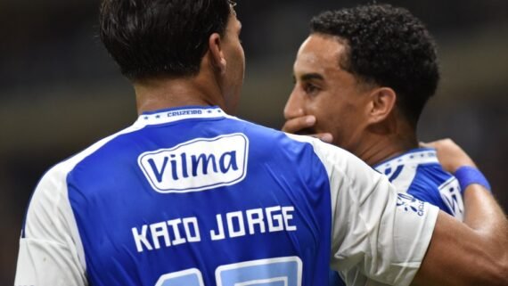 Kaio Jorge, atacante do Cruzeiro, e Christian, meia do Cruzeiro (foto: Ramon Lisba/EM/D.A Press)
