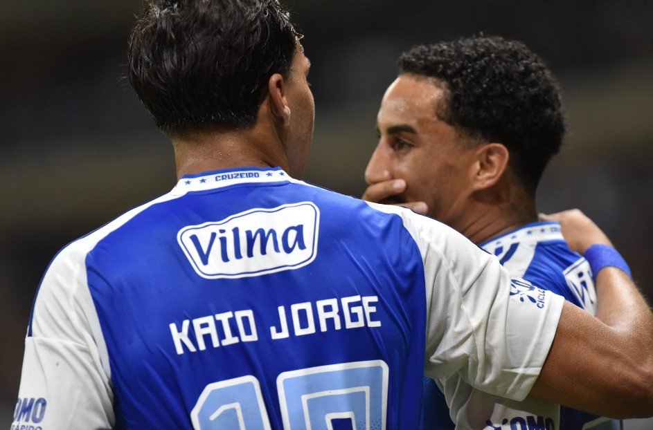 Kaio Jorge, atacante do Cruzeiro, e Christian, meia do Cruzeiro (foto: Ramon Lisba/EM/D.A Press)