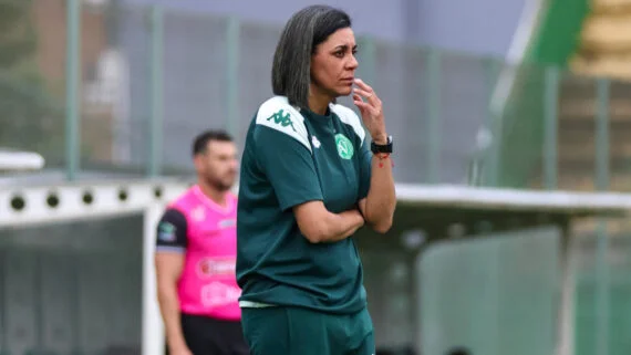 Nívia de Lima na beira do gramado (foto: Divulgação/Chapecoense)