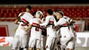 Equipe sub-20 do São Paulo reunida em campo (foto: Divulgação/São Paulo)