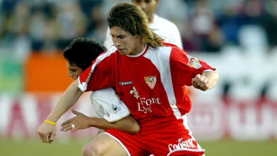 Sergio Ramos pelo Sevilla na primeira passagem do zagueiro pelo clube (foto: Jose Jordan/AFP)