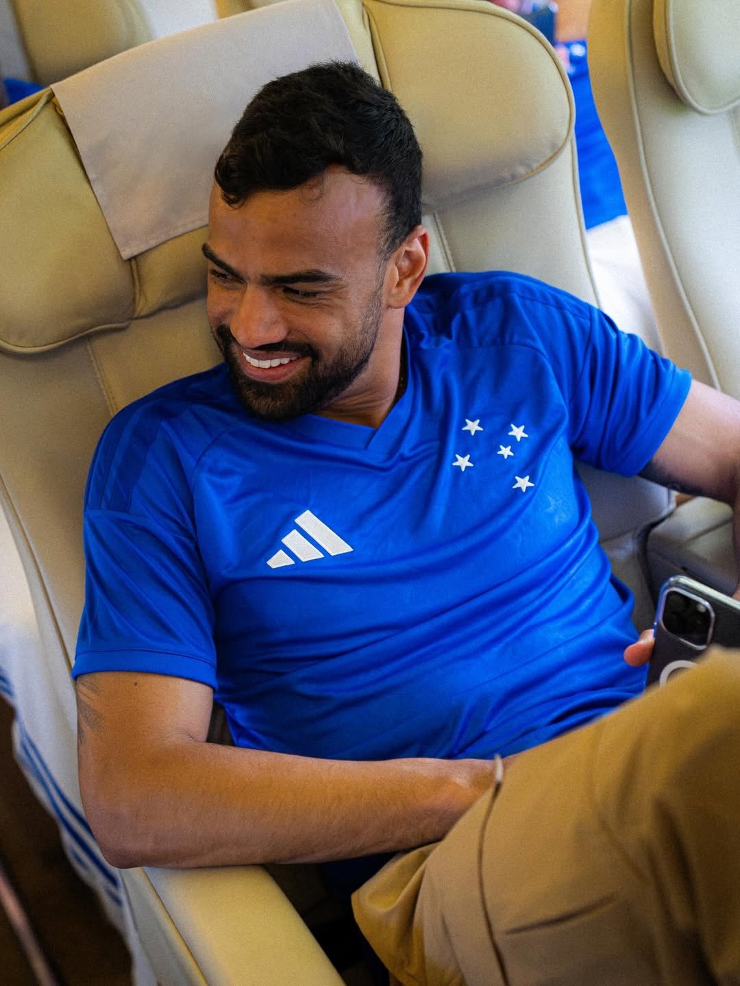 Fabrício Bruno vestido com a nova camisa do Cruzeiro