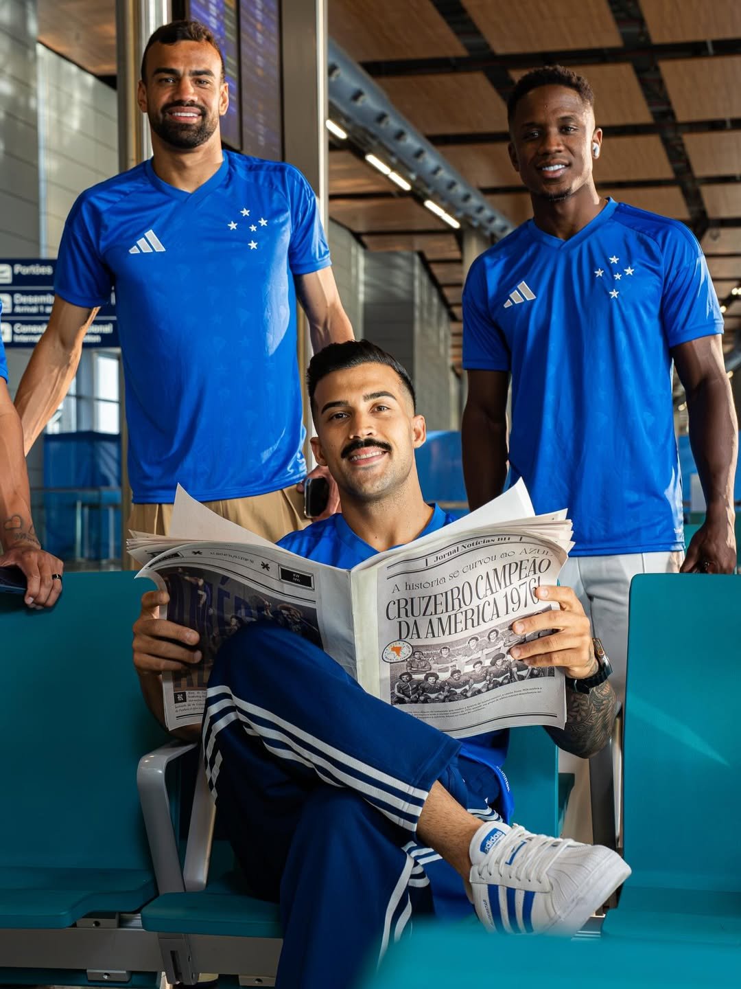 Homens vestidos com a camisa azul do Cruzeiro