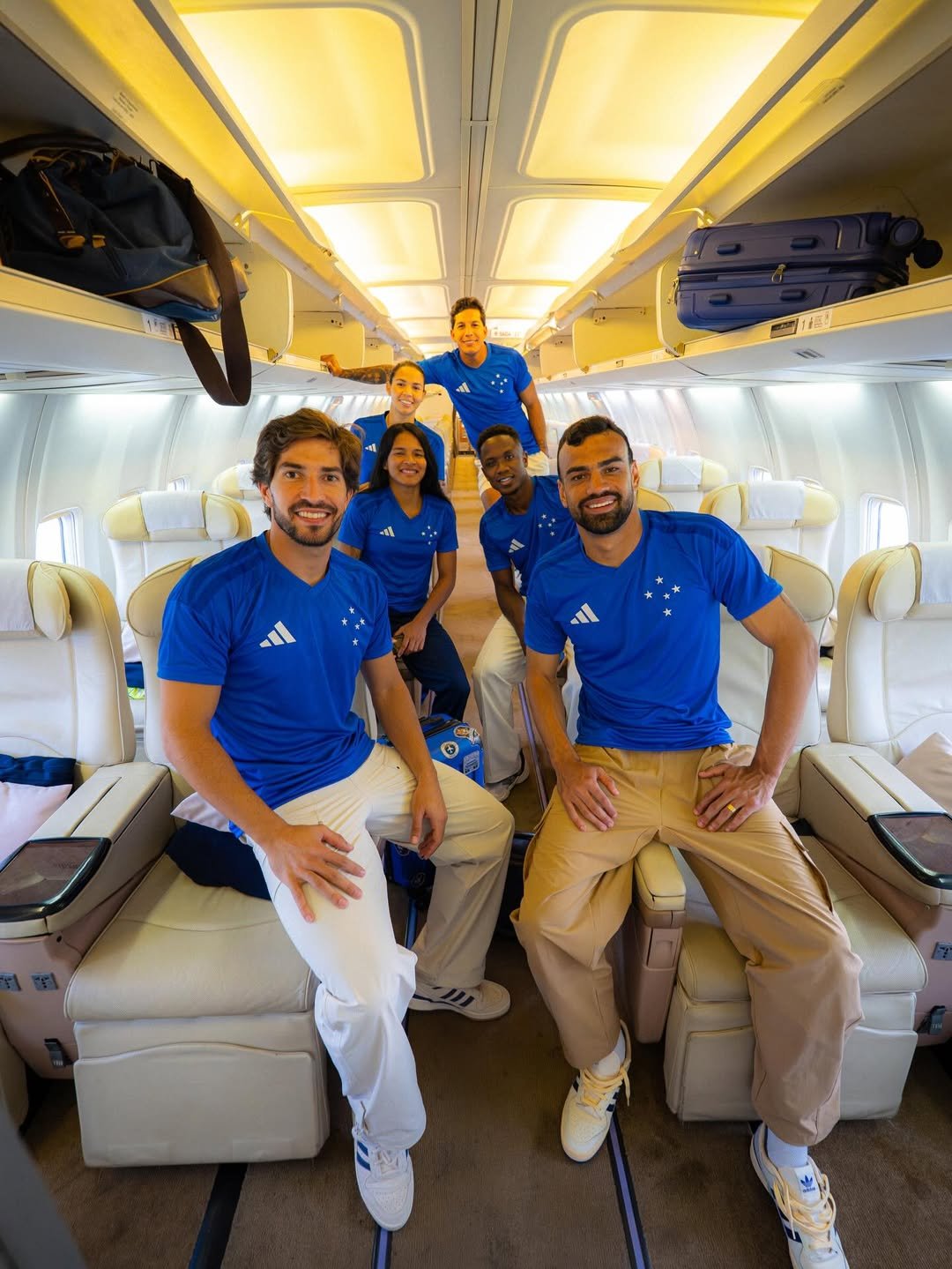 Jogadores sentados dentro de um avião